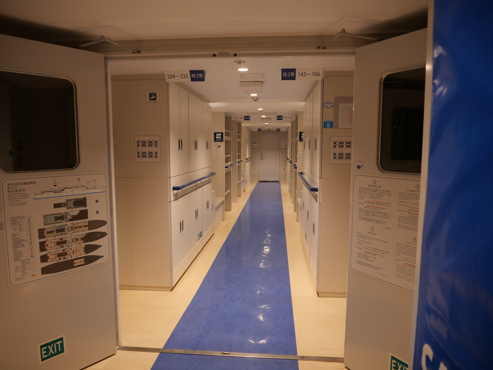 船内通路の様子。