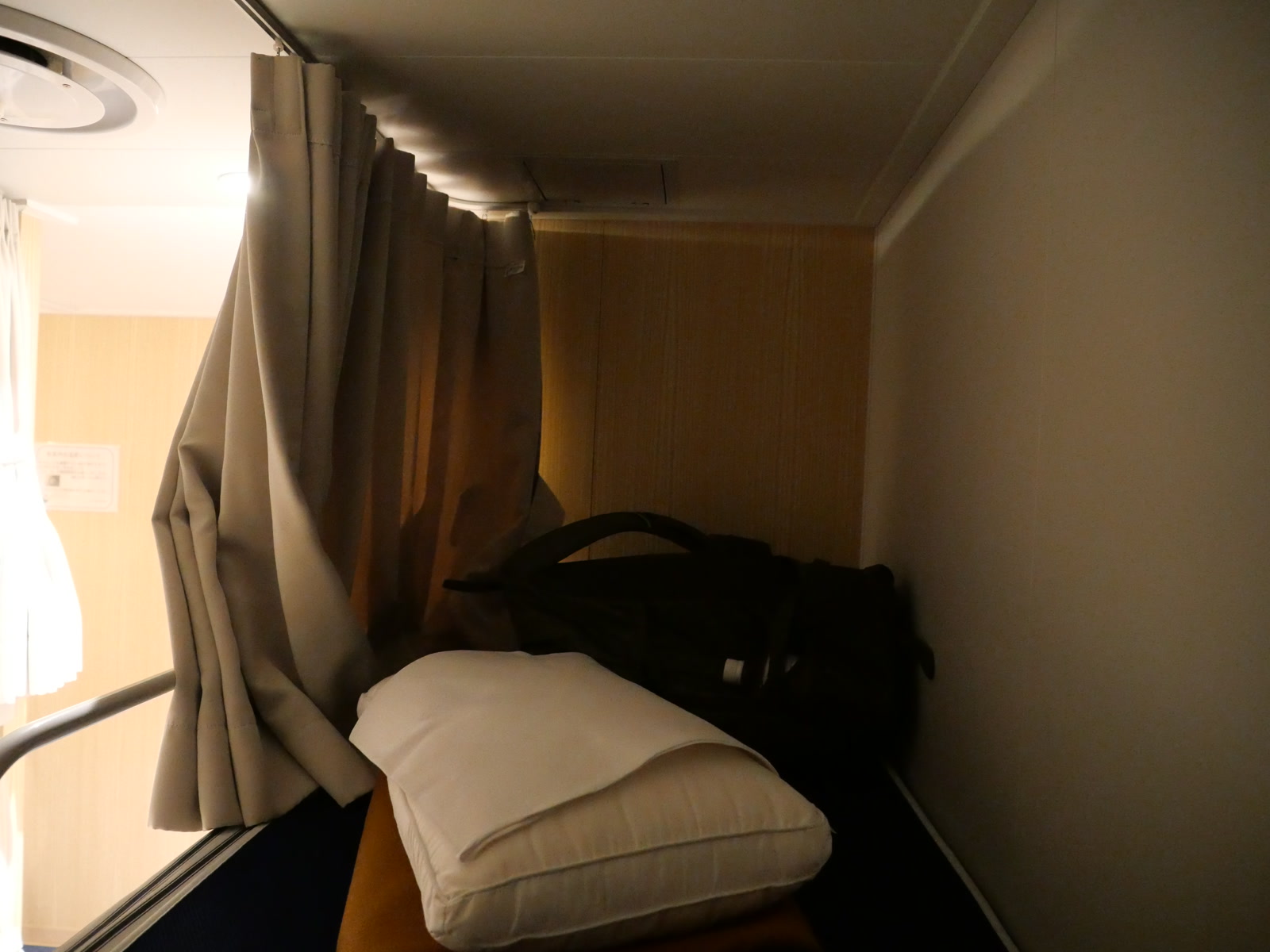 客室の様子。2段ベッドの2階部分。