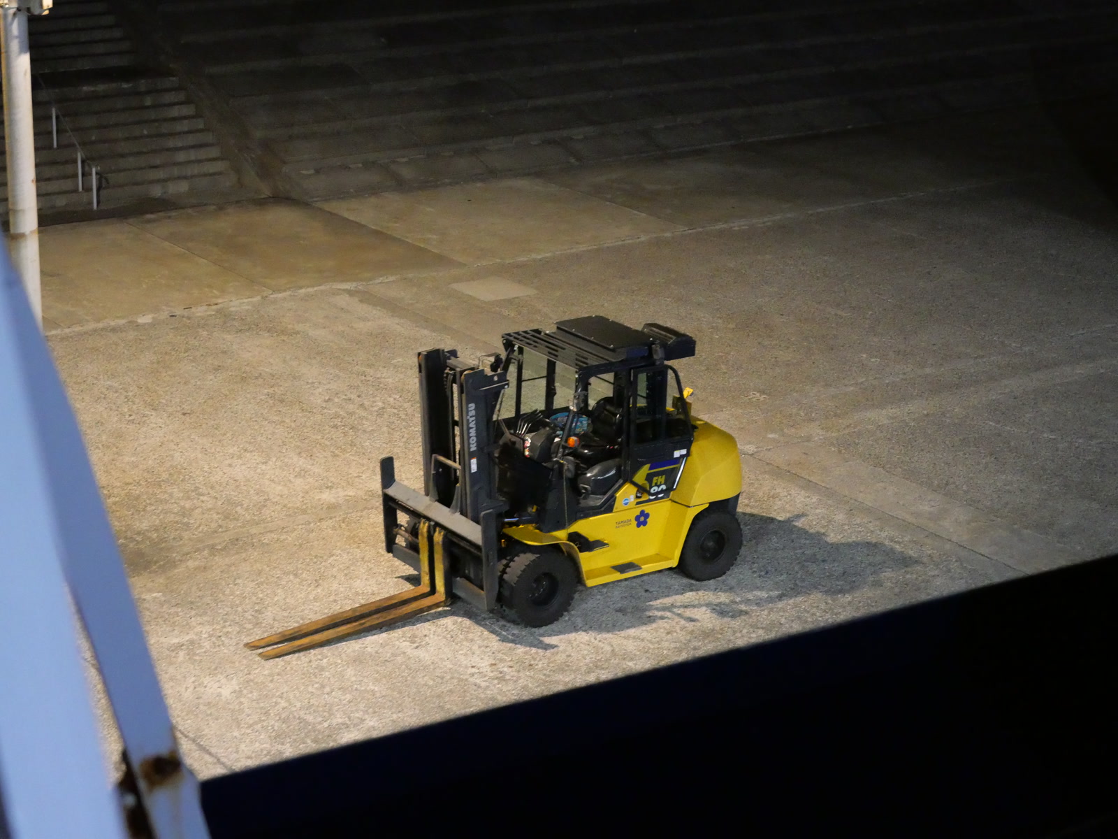 甲板から撮影された、フォークリフトの写真。