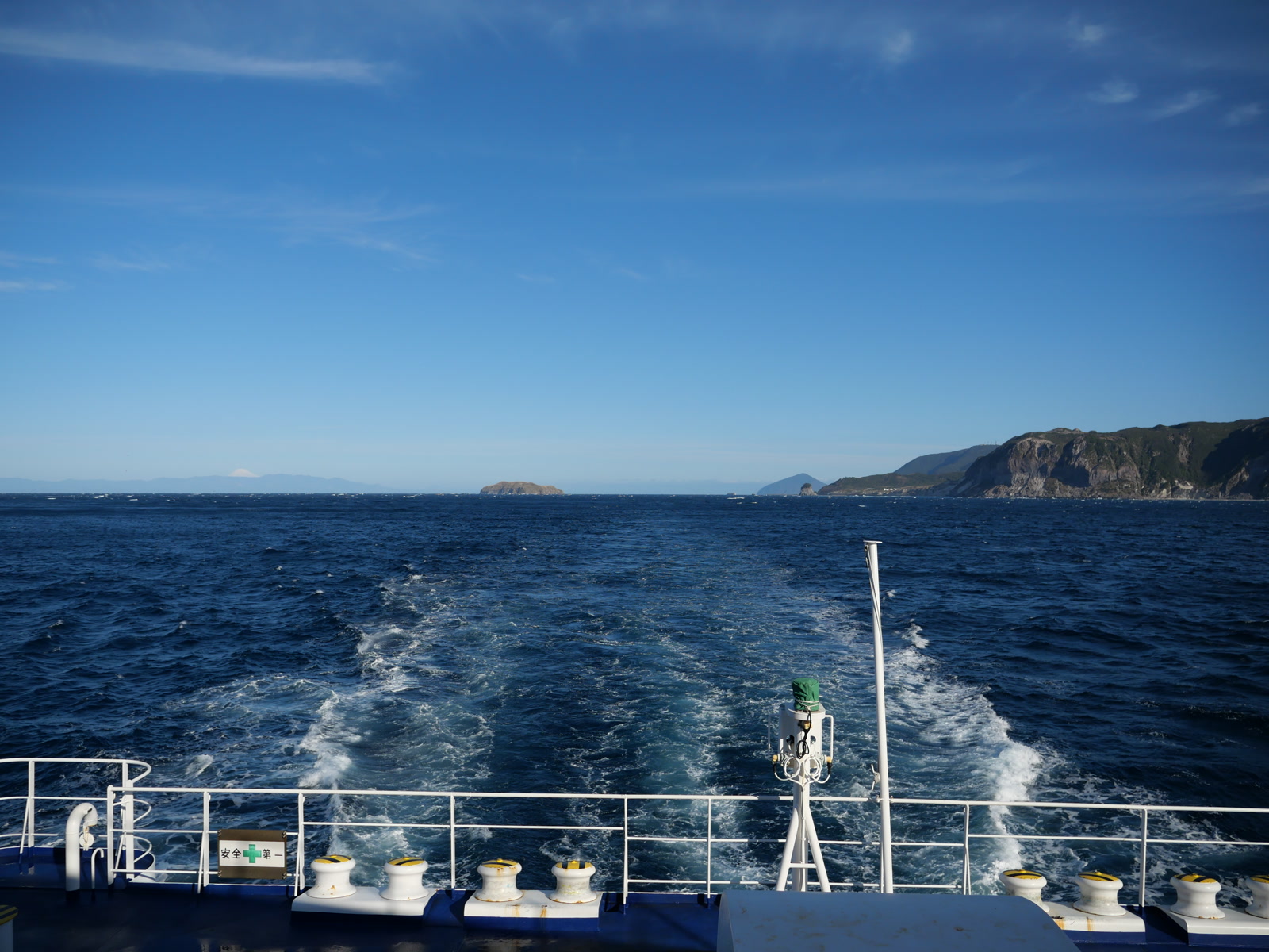 晴天の下、海上の様子。式根島、新島、利島が見え、左奥には富士山が見える。