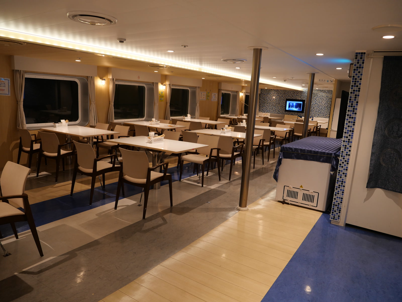 船内食堂の様子。