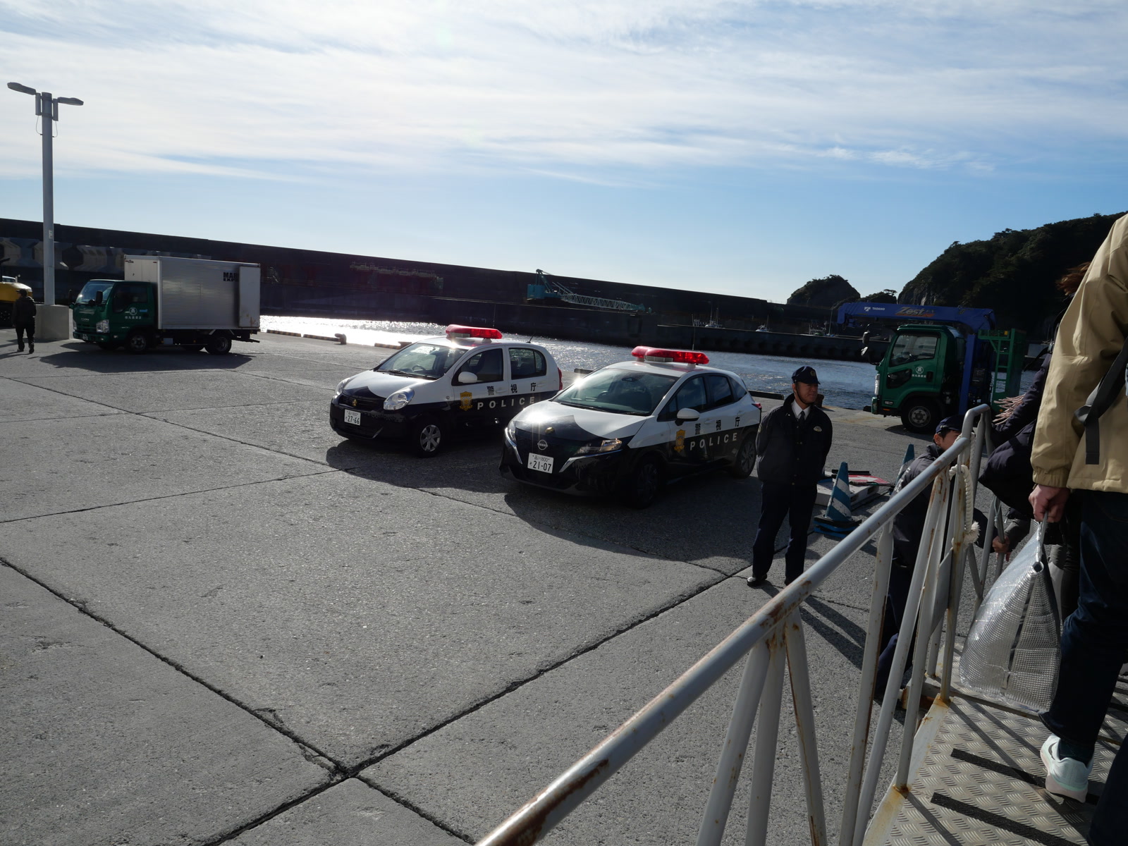 多幸湾の様子。パトカーが2台停まっており、警察官が待機している。